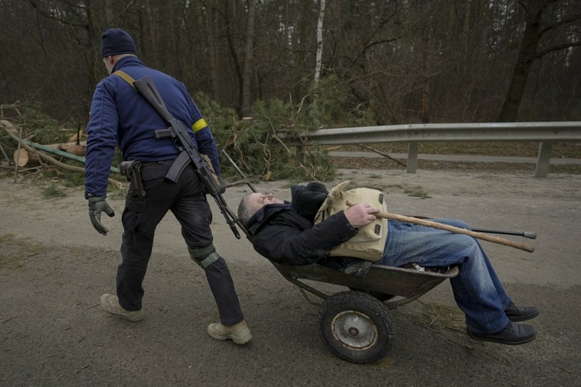 Ewakuacja mieszkańców Irpienia /Associated Press /East News