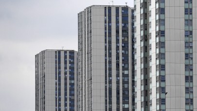 Ewakuacja mieszkańców londyńskiego blokowiska. Kontrola wykazała, że elewacja może być łatwopalna