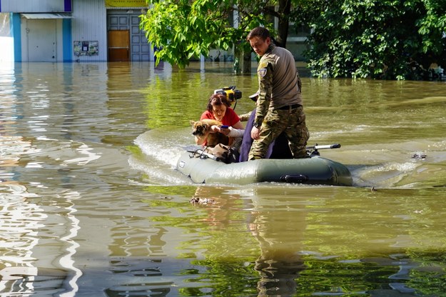 Ewakuacja mieszkańców miasta z zalanych terenów w Chersoniu /Alena Solomonova /PAP