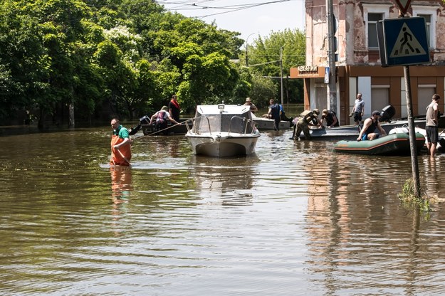 Ewakuacja mieszkańców miasta z zalanych terenów w Chersoniu /Vladyslav Musiienko /PAP