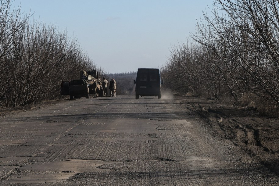 Ewakuacja mieszkańców niedaleko Bachmutu na zdjęciu z 6 marca br. /Leszek Szymański /PAP