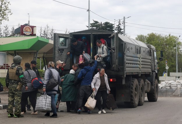 Ewakuacja mieszkańców okolic Charkowa /SERGEY KOZLOV /PAP/EPA