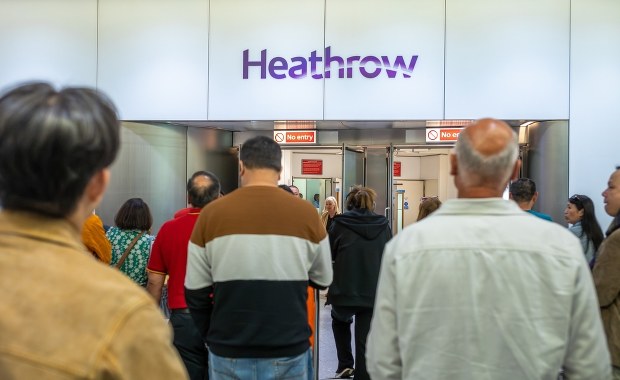 Ewakuacja na lotnisku Heathrow. "Masowa histeria"