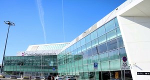Ewakuacja pasażerów na lotnisku w Warszawie. Możliwe opóźnienia lotów