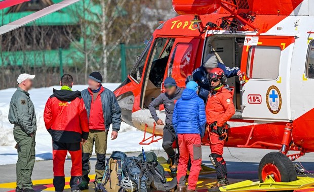 Ewakuacja pięciu "uwięzionych" turystów z Doliny Pięciu Stawów