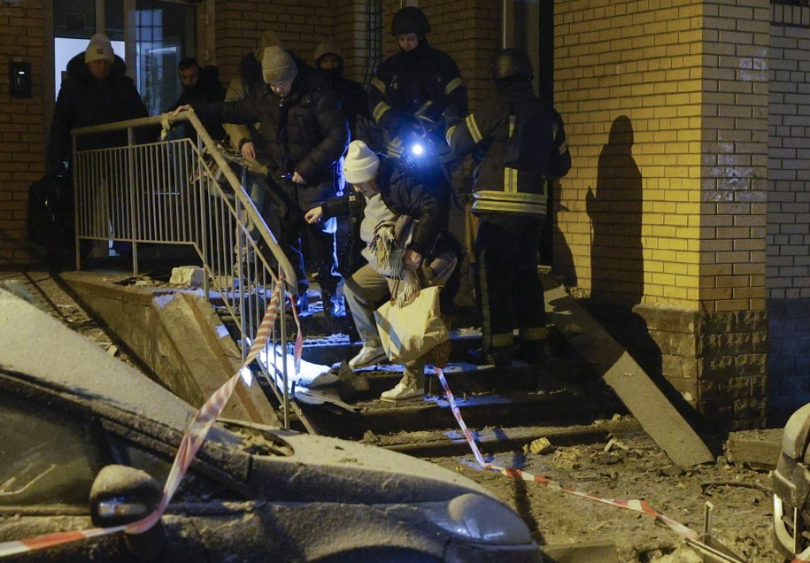 Ewakuacja po uderzeniu rosyjskich dronów w budynek mieszkalny w Kijowie /SERGEY DOLZHENKO /PAP/EPA