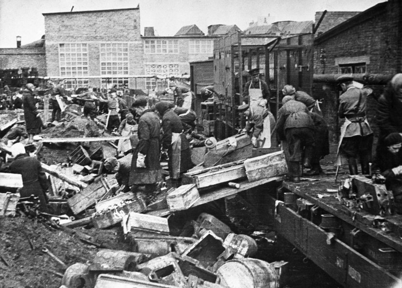 Ewakuacja radzieckiej fabryki przed zbliżającym się niemieckim frontem /East News