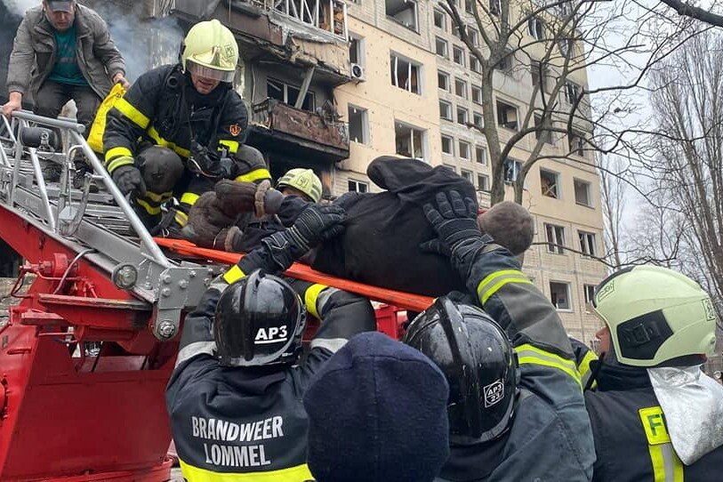 Ewakuacja rannych ze zbombardowanych przez wojska rosyjskie budynków mieszkalnych w Kijowie. /DSNS /PAP