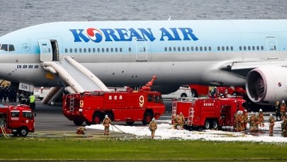 Ewakuacja samolotu z 319 osobami na pokładzie. Z jednego z silników wydobywał się dym