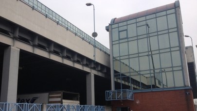 Ewakuacja sortowni pocztowej w Krakowie. Z paczki wypadł pocisk 