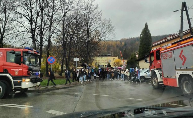 Ewakuacja szkoły w Suchej Beskidzkiej. Ktoś rozpylił drażniącą substancję?