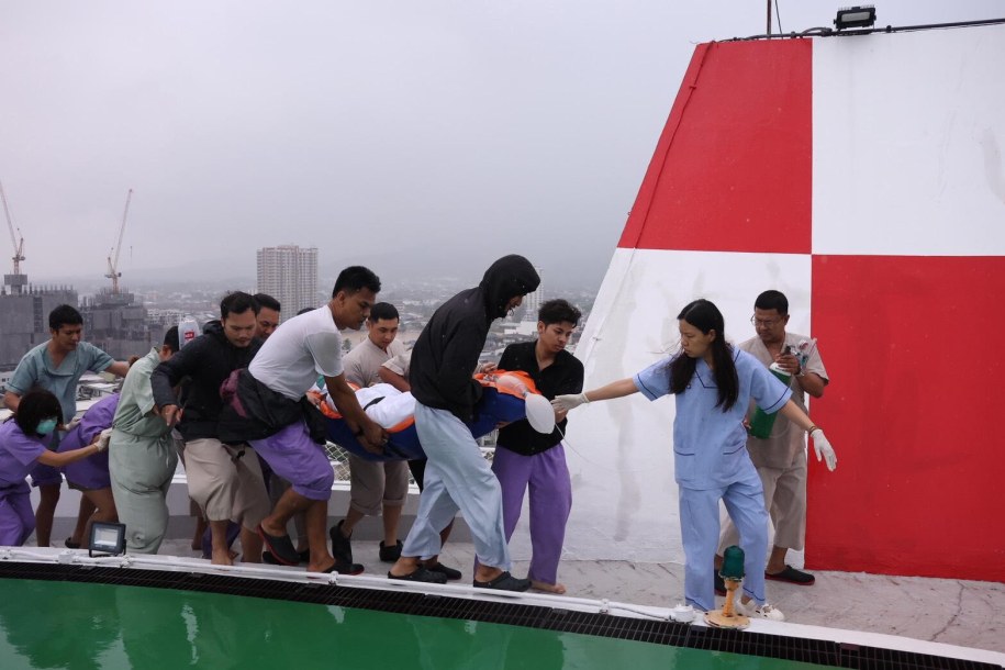 Ewakuacja szpitala w mieście Hat Yai. /PAP/EPA/ROYAL THAI ARMY HANDOUT /PAP/EPA