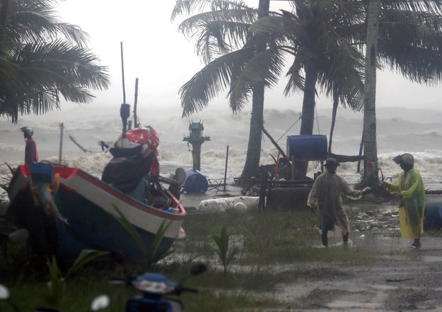 Ewakuacja tajskiej wioski Pak Phanang z powodu zbliżającej się tropikalnej burzy Pabuk /STRINGER THAILAND /PAP/EPA