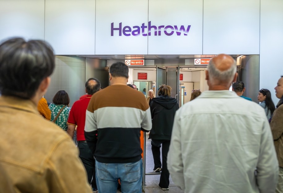 Ewakuacja Terminalu 4 na lotnisku Heathrow. Służby reagują na incydent z „możliwymi niebezpiecznymi substancjami” /Shutterstock