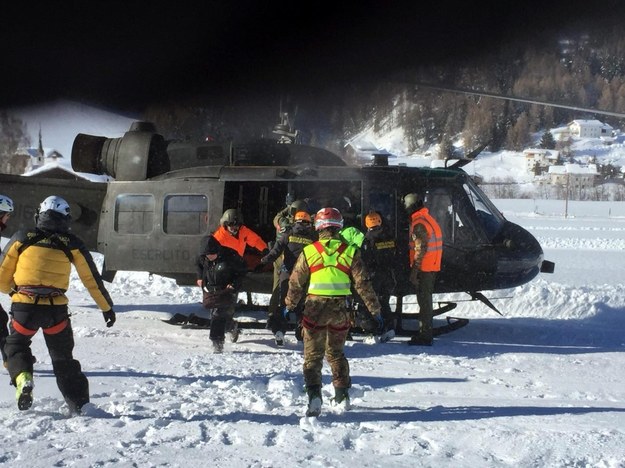 Ewakuacja turystów i pracowników z 4-gwiazdkowego hotelu i pobliskiego pensjonatu w rejonie Bolzano /UFFICIO STAMPA ESERCITO HANDOUT /PAP/EPA