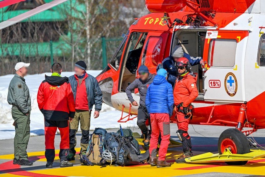 Ewakuacja turystów z Doliny Pięciu Stawów /	Daniel Pawluk /PAP