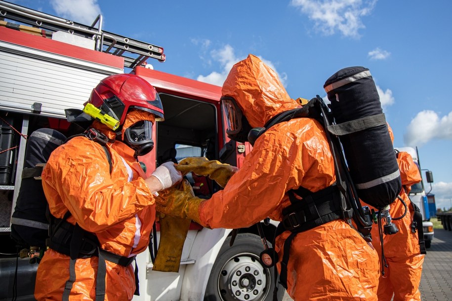 Ewakuacja w jednostce wojskowej przy ul. Rydla w Krakowie. Na miejscu strażacy z ratownictwa chemicznego - zdjęcie poglądowe /Shutterstock