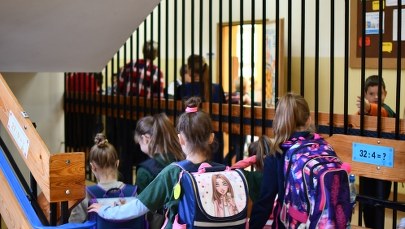 Ewakuacja w Mławie. Ktoś rozpylił substancję żrąca w pobliżu szkolnego sklepiku