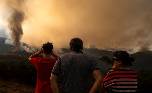 Ewakuacje, zniszczone domy i walka o Las Medulas. Ogień nie daje za wygraną