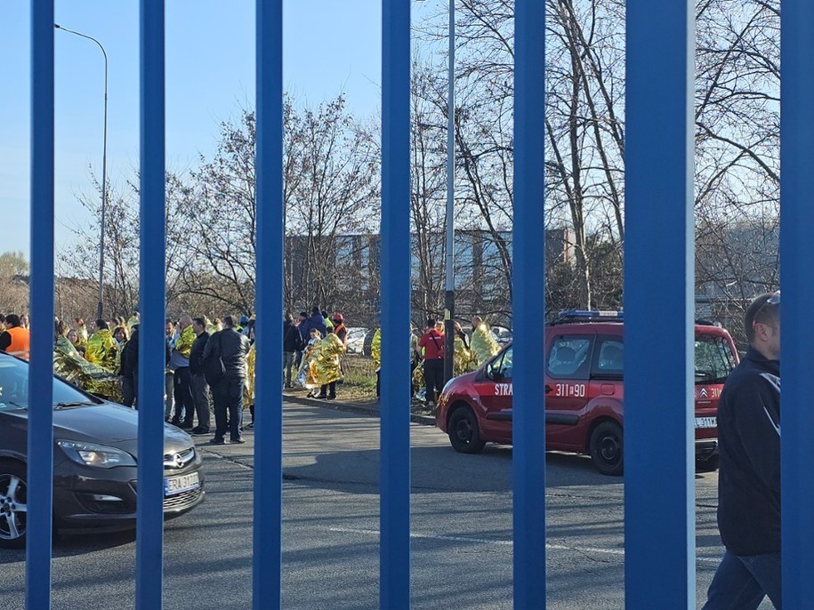 Ewakuowani pracownicy fabryki /Gorąca Linia RMF FM