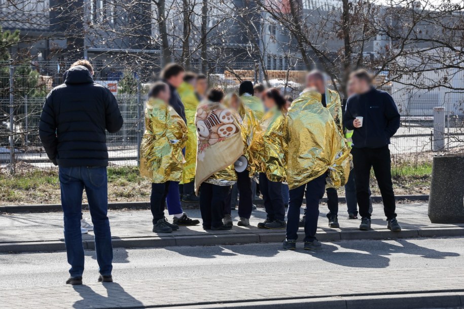 Ewakuowani pracownicy przed fabryką Gillette /Fot. Marian Zubrzycki /PAP