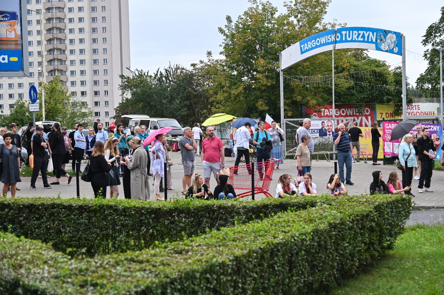 Ewakuowani z centrum handlowego w Szczecinie /	Marcin Bielecki   /PAP