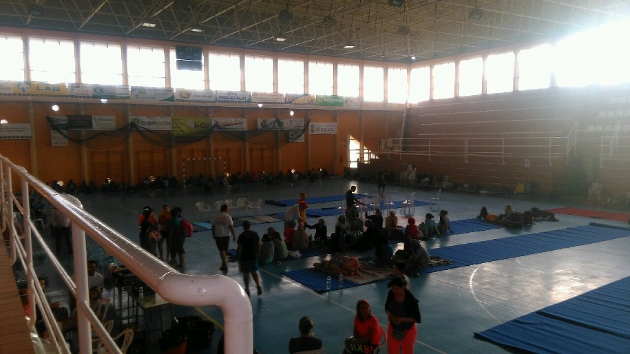 Ewakuowani zostali umieszczeni w sali sportowej /foto. Gorąca Linia RMF FM /