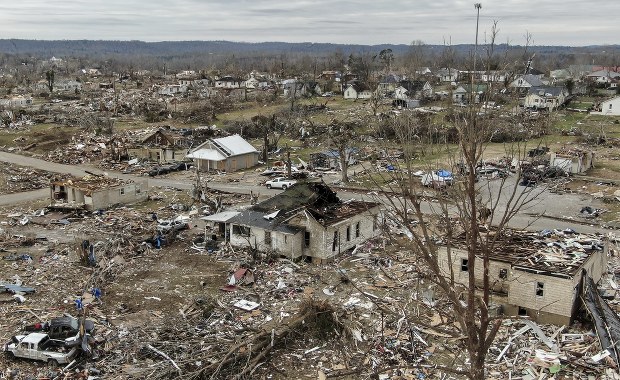 Ewakuowano miliony ludzi, setki tysięcy domów bez prądu. Tornada szaleją w USA