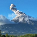 Ewakuują mieszkańców. Wulkan wyrzuca skały wielkości samochodów