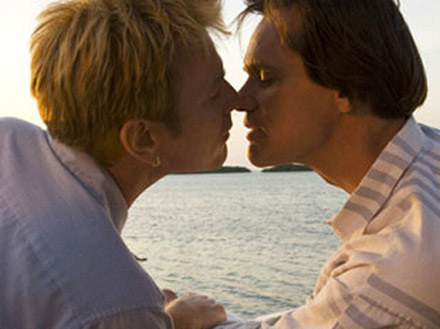 Ewan McGregor (Philip Morris) i Jim Carrey (Steven Russell) w filmowym pocałunku /