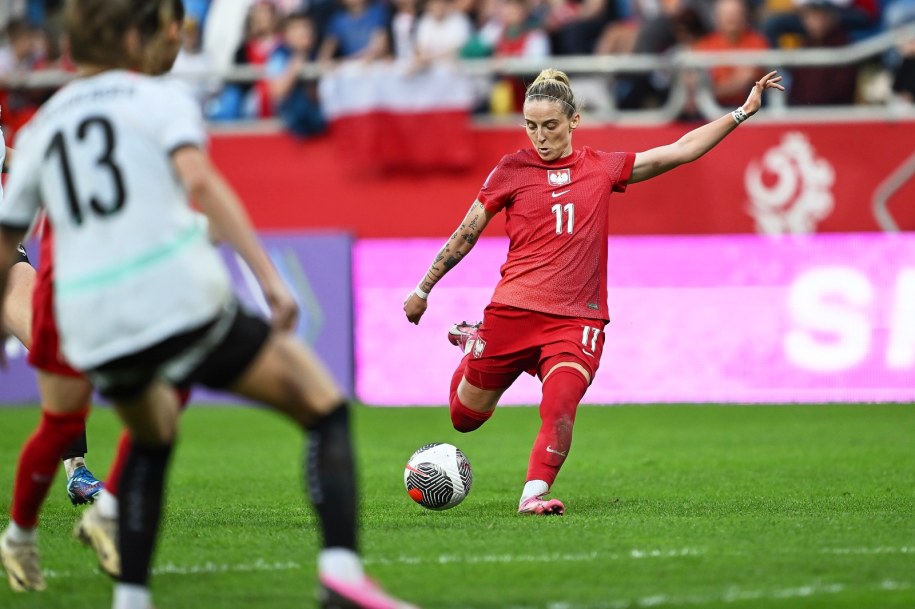 Ewelina Kamczyk strzela gola dla Polski / 	Adam Warżawa    /PAP