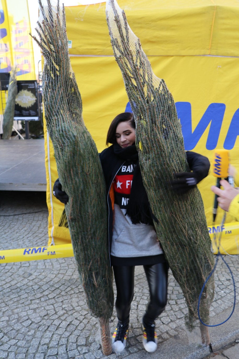 Ewelina Lisowska rozdaje we Wrocławiu "Choinki pod Choinkę" od RMF FM /Jacek Skóra (RMF FM) /RMF FM