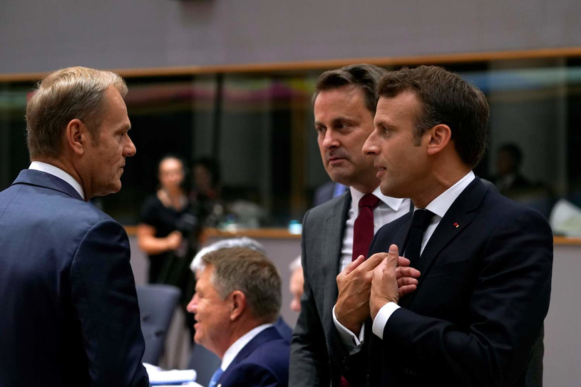 Ewentualne przejście do głosowania będzie zależało od decyzji szefa Rady Europejskiej Donalda Tuska, na zdjęciu - Donald Tusk, Emmanuel Macron (P) i Xavier Bettel (C) /AFP