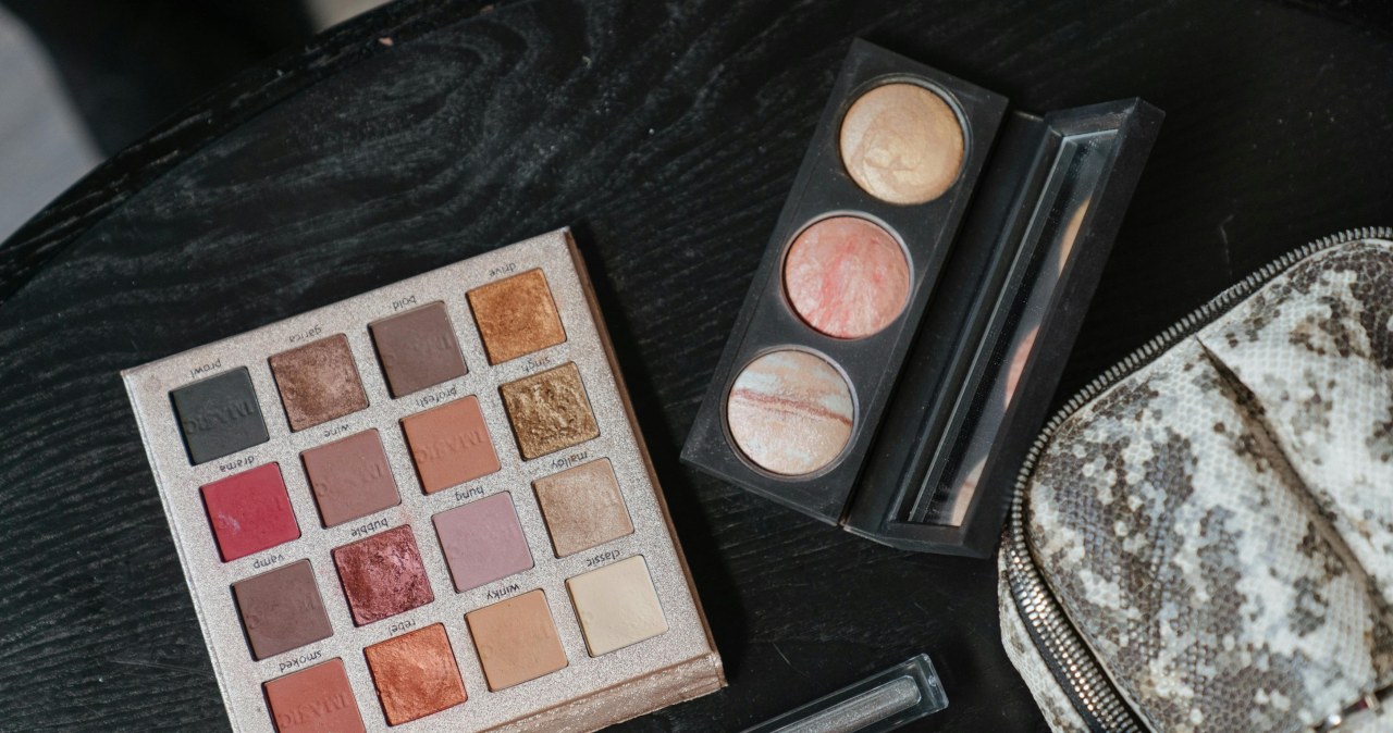 Eyeliner zrobisz z cieni do powiek, nie musisz kupować kolejnego kosmetyku / cottonbro studio /pexels.com