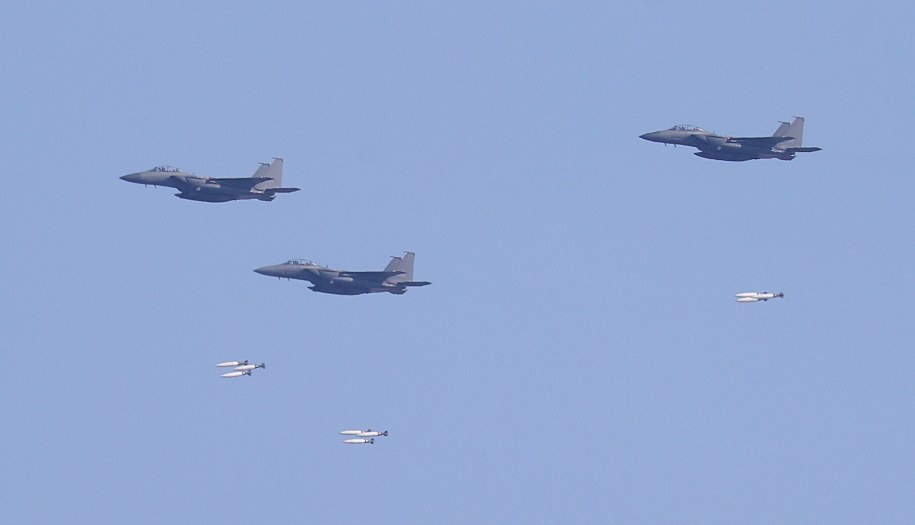 F-15K zrzucające bomby /YONHAP / POOL /PAP/EPA