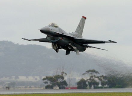 F-16 należący do US Army w trakcie startu. Melbourne, 18 marca 2005 /AFP