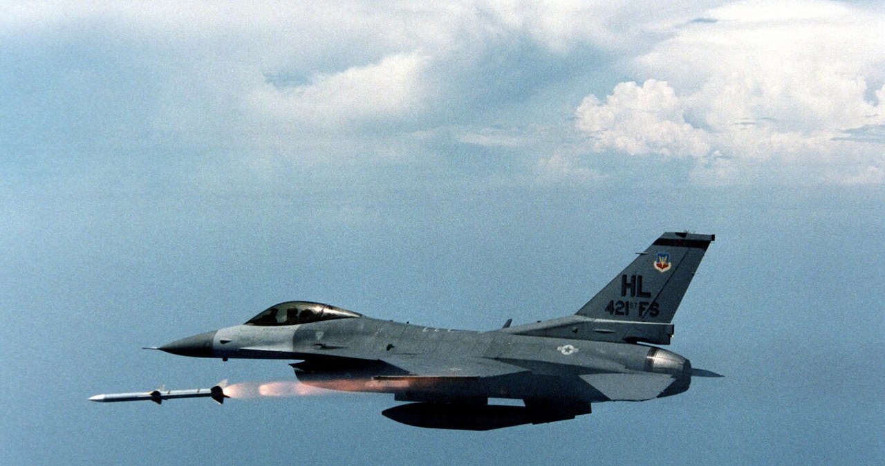 F-16 odpala pocisk AIM-120 /Tech. Sgt. Derrick Harris /Wikimedia
