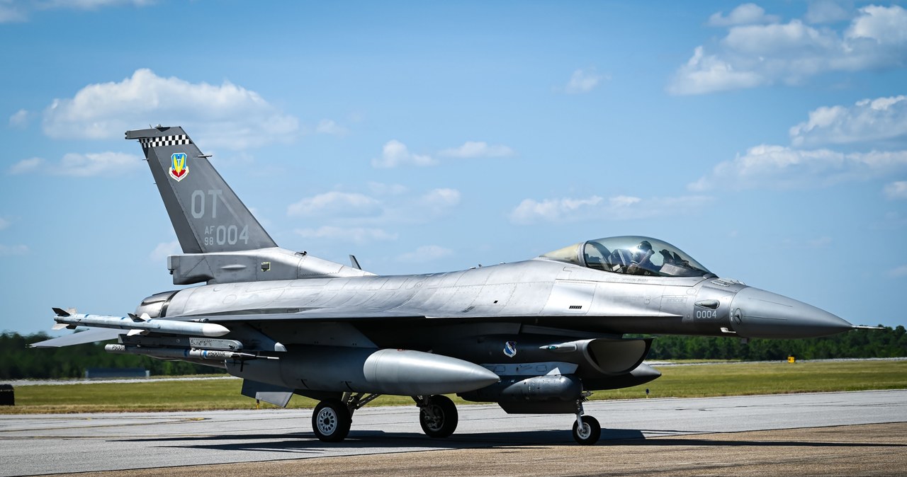 F-16 podczas testów systemu AN/ALQ-257 IVEWS /U.S. Air Force photo by 1st Lt. Rebecca Abordo /materiał zewnętrzny