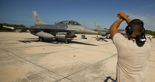 F-16  przygotowuje się do manewrów.  Fot. Tech. Sgt. Dennis J. Henry Jr. /materiały prasowe