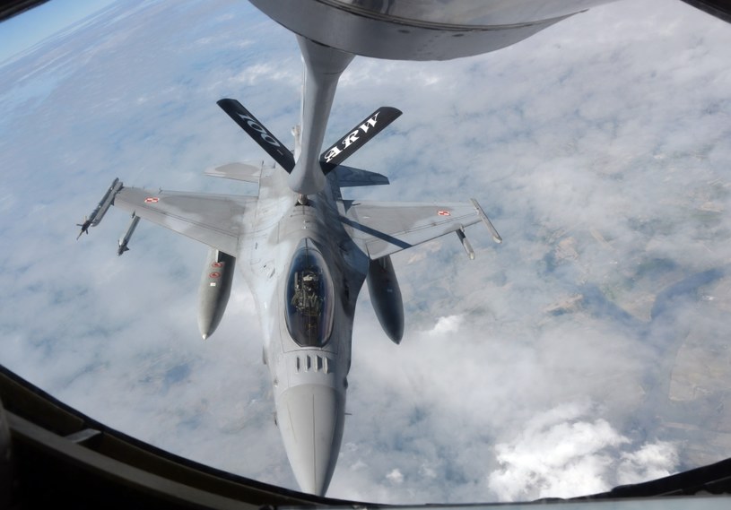 F-16 - tankowanie w powietrzu /AFP