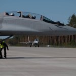 F-16 wylądowały na drodze wojewódzkiej. Trwa szkolenie sił powietrznych