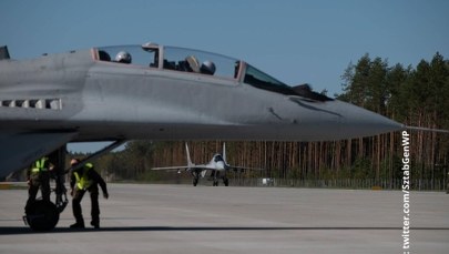 F-16 wylądowały na drodze wojewódzkiej. Trwa szkolenie sił powietrznych