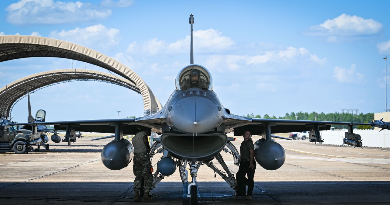 F-16 z nowym systemem walki elektronicznej AN/ALQ-257 IVEWS. Taki może mieć Polska /U.S. Air Force photo by 1st Lt. Rebecca Abordo /materiał zewnętrzny