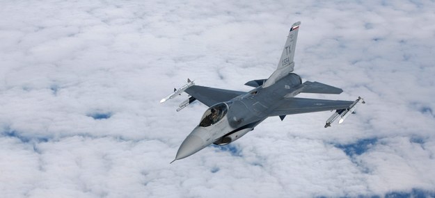 Amerykański F-16 rozbił się na pustyni