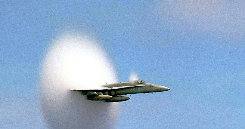 F-18 lecący blisko prędkości dźwięku. Za samolotem widać tzw. obłok Prandtla-Glauerta /Wikipedia /Wikipedia