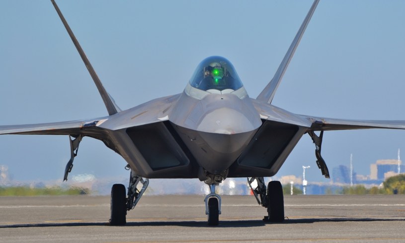 F-22 Raptor jest jednym z najnowocześniejszych samolotów bojowych na świecie /123RF/PICSEL