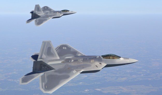 F-22 Raptor jest pierwszym myśliwcem piątej generacji, który rozpoczą służbę.   Fot. Lockheed Martin /materiały prasowe
