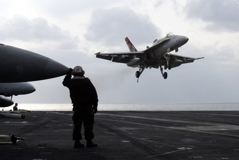 F/A-18 ląduje na pokładzie lotniskowca typu Nimitz /Getty Images/Flash Press Media