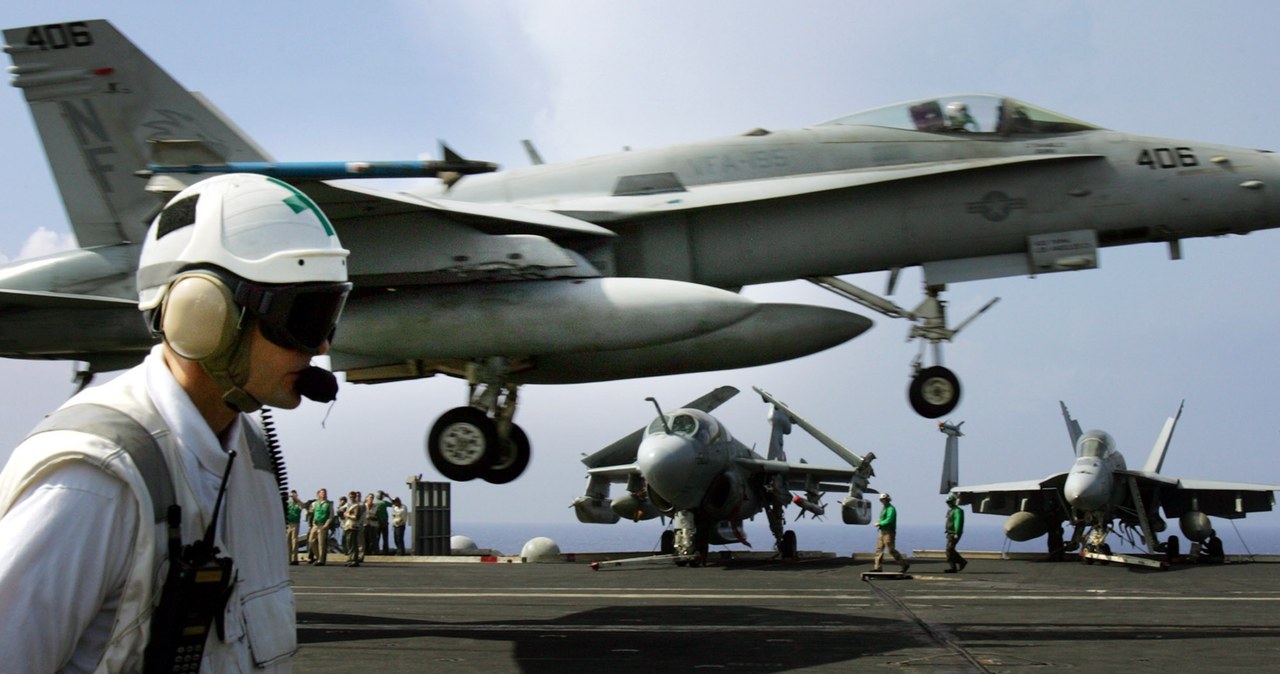 F/A-18 startuje z pokładu lotniskowca USS "Kitty Hawk" /AP Photo/Koji Sasahara /East News