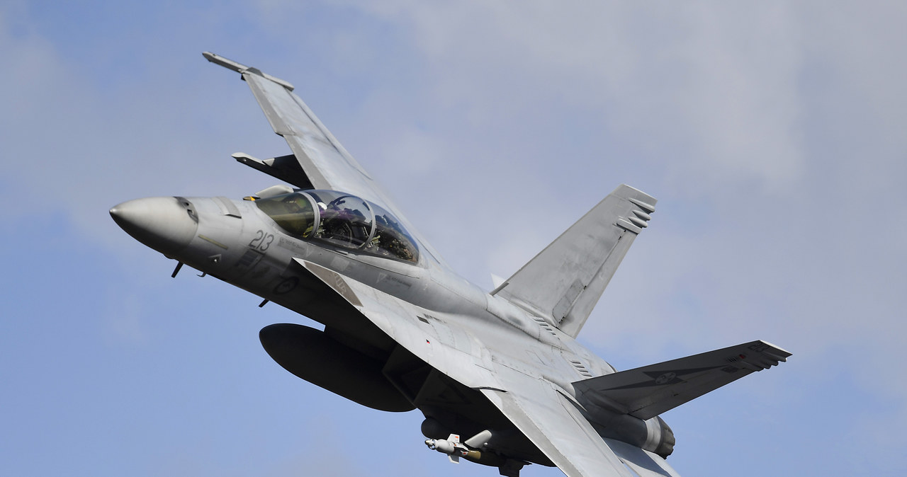 F/A-18F Super Hornet przeprowadza "pokaz siły" w ramach ćwiczeń Nigrum Pugio 14 października 2020 r. w Townsville w Australii /Ian Hitchcock / Getty Images /Getty Images
